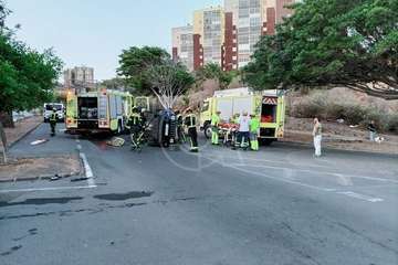 Vuelco de un vehículo en Jinámar tras recibir la embestida de otro/TA.